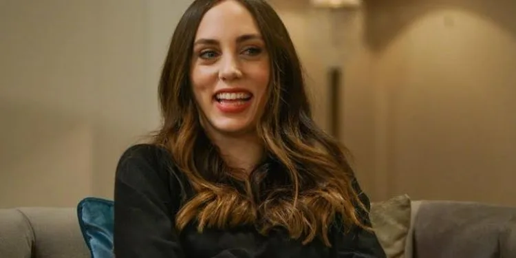 ¡Interesante comentario de las redes sociales sobre Öykü Karayel usando el diseño de su gemela diseñadora de moda!
