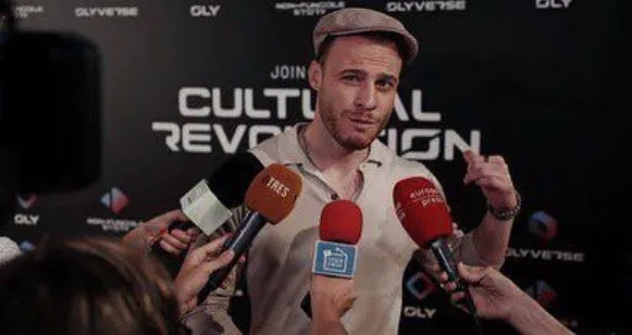 ¡Kerem Bürsin, la nueva celebridad de España, llega junto a los nombres más famosos del país!