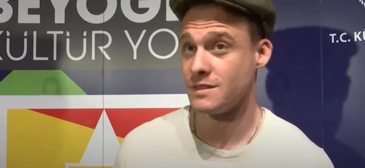 ¡Kerem Bürsin apedreó gravemente a alguien! ¡Quien sea que se haga cargo ahora!