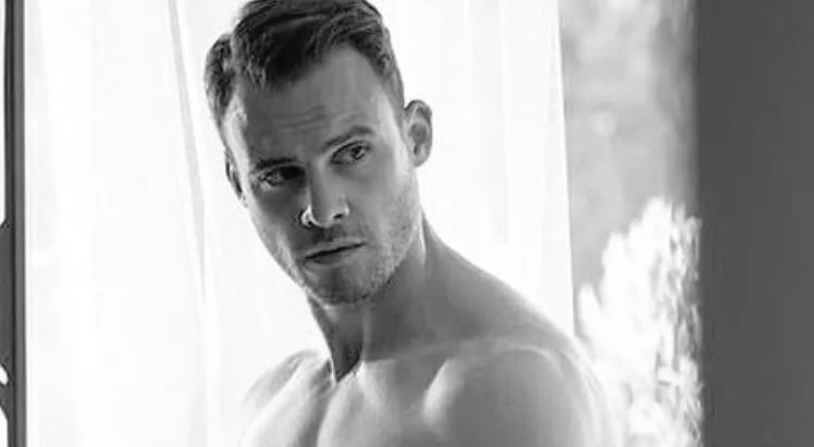 Prensa española: «¡Kerem Bürsin revolucionó España con sus músculos abdominales!»