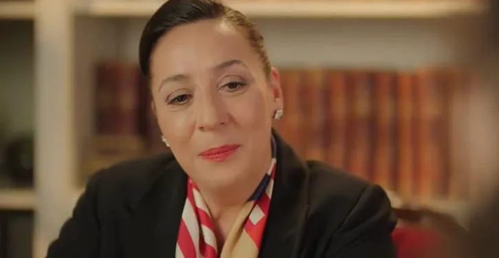 ¡Binnur Kaya está haciendo un regreso muy diferente a los sets de drama después de The Kırmızı Oda!