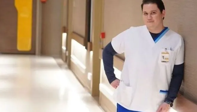 ¡Korhan Herduran, que brilla con su serie de televisión Mucize Doktor, ha vuelto a la comedia nuevamente!