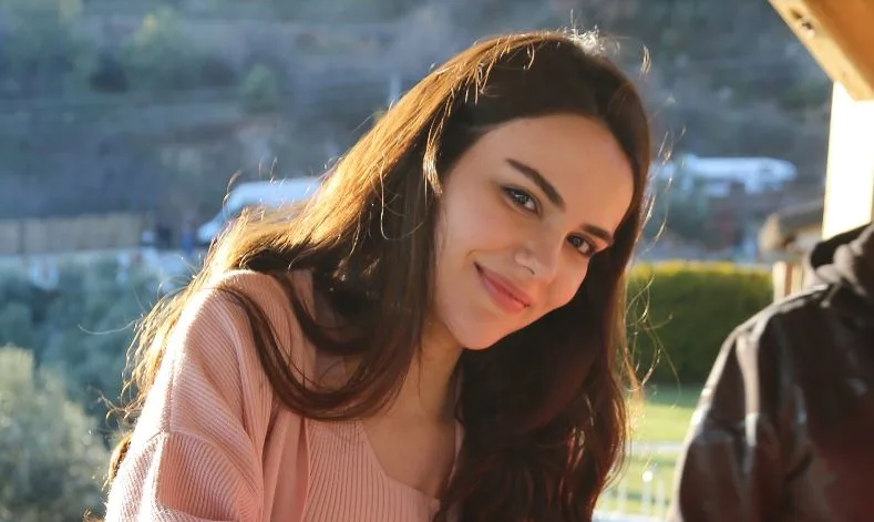 ¿Conoces la verdadera profesión de Özgü Kaya, la belleza inocente de Üç Kız Kardeş?