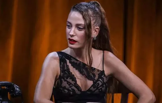 Serenay Sarıkaya dio el primer consejo sobre la ambiciosa serie, ¡en la que se menciona su nombre!