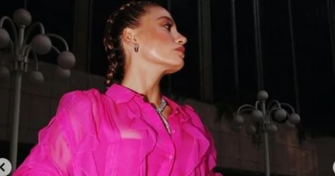 Serenay Sarıkaya, Hande Erçel y Pınar Deniz irradiaron gracia en la fiesta a la que asistieron