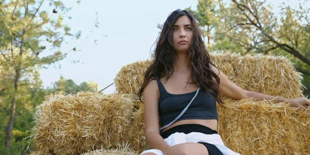 ¡Tuba Büyüküstün estará en Netflix en julio con su nueva serie Zeytin Ağacı!
