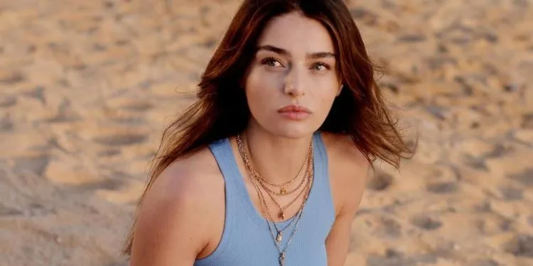 ¡Buenas noticias para sus fanáticos, Ayça Ayşin Turan comienza a disparar! Mira quién es su pareja?