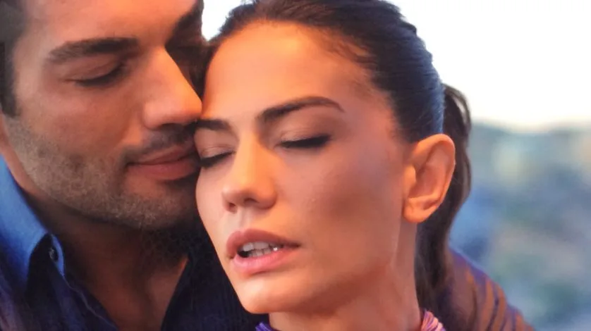 ¡Demet Özdemir, que está comprometido entre dos proyectos, corre de set en set!
