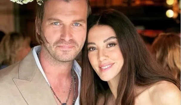 Kıvanç Tatlıtuğ posó para la fiesta con su esposa Başak Dizer, ¡los ojos buscaban a Kurt Efe!