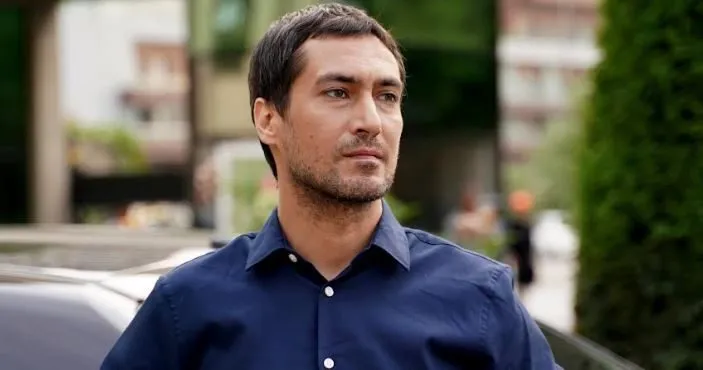 ¡Berk Hakman está de vuelta con una nueva serie de Star TV después de mucho tiempo!