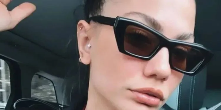¡A los fanáticos les encantó su estilo! Aquí está la diferencia de Demet Özdemir con la nobleza del negro