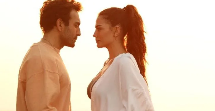 Aquí está el primer tráiler de la serie Dünyayla Benim Aramda de Demet Özdemir