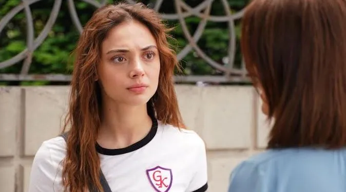¡Rabia Soytürk, que está en el papel principal de la serie Duy Beni, está experimentando una explosión en las redes sociales!