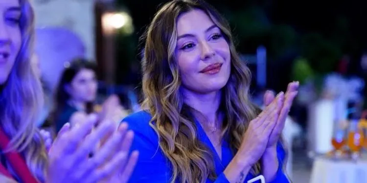 Entre los preparativos de la boda, Ege Kökenli pidió rating para la serie ¡Duy Beni!