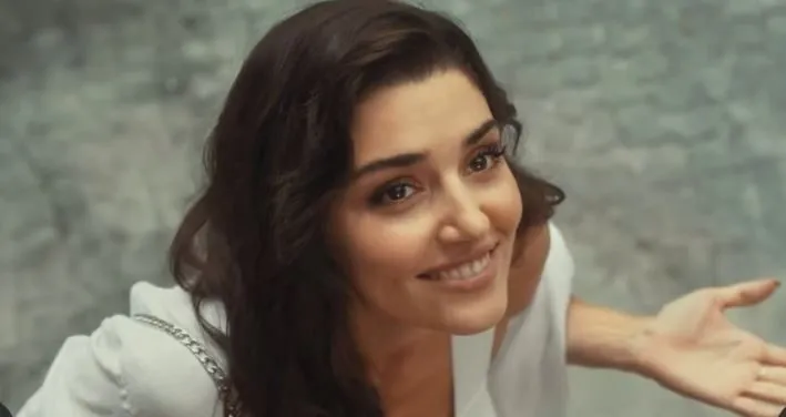 ¡Hande Erçel, que se convirtió en leyenda en España con Sen Çal Kapımı, reforzará su reputación con una nueva serie de televisión!