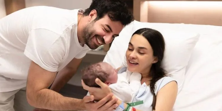 Aquí está la última versión de Ali, los hijos de Hande Soral e İsmail Demirci