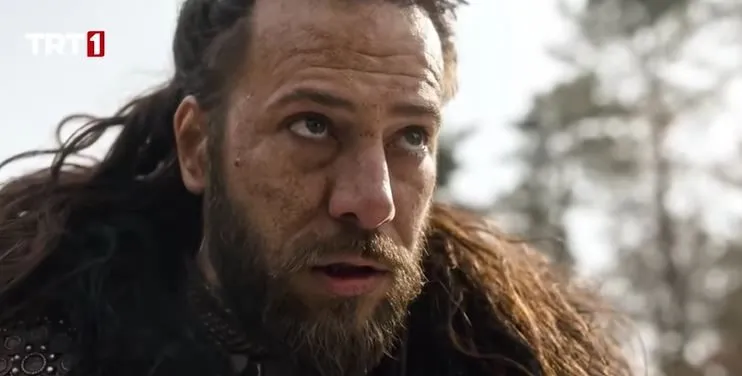 ¡Kaan Taşaner, el maestro de los papeles críticos, sorprenderá a todos con su serie Gecenin Ucunda!