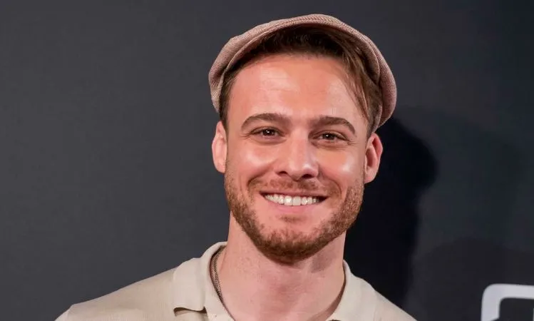 La revista británica eligió a Kerem Bürsin como «El actor turco más guapo»