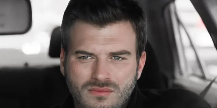 Ya casi es hora de conocer a Kıvanç Tatlıtuğ, ¡la emoción de la serie Kral Kaybederse está aumentando exponencialmente!