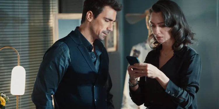 ¡Birce Akalay e İbrahim Çelikkol se fueron de vacaciones juntos y las redes sociales se estremecieron!
