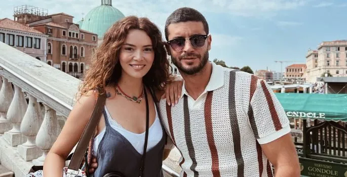 ¡La primera foto de la asociación de Seray Kaya y Berk Oktay tiene un mensaje fuerte!