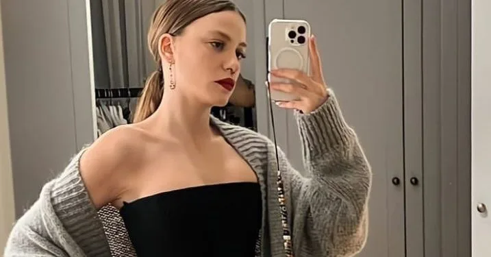 Serenay Sarıkaya, sin maquillaje, posó para el amor en su estado más natural