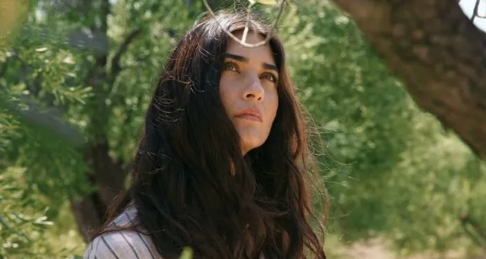 ¡El rumor de amor sobre Tuba Büyüküstün fue desmentido de primera mano!