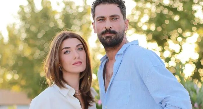 ¡La pose de Onur Tuna del set con Aslıhan Güner también reveló su imagen en la película!