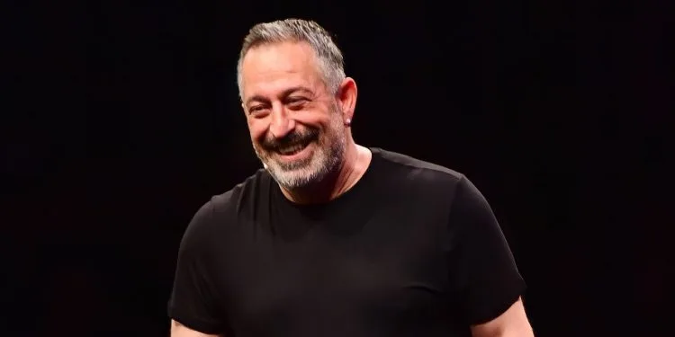 Cem Yılmaz acortó sus vacaciones para prepararse para su nueva película, Ayzek ile Bir Gece, que filmará para Netflix.