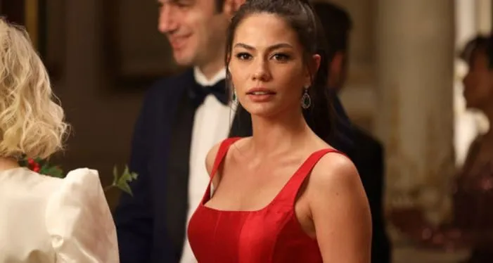 Demet Özdemir tuvo la sorpresa de su vida cuando la vio en el set de la serie de televisión Dünyayla Benim Aramda.
