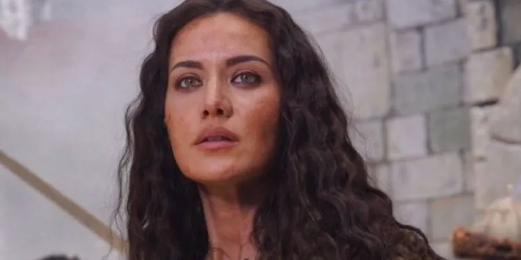 ¡La actriz embarazada Fahriye Evcen reveló su barriga, que se hizo evidente con las poses de barco!