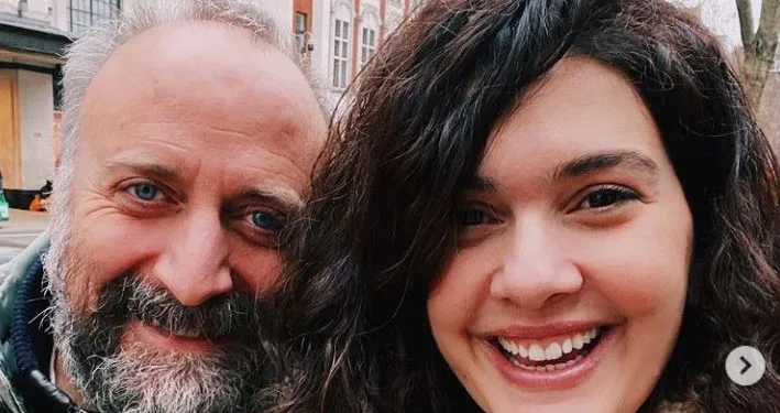 ¡La actriz Bergüzar Korel se despidió de su cabello rizado durante años! ¡Aquí está la nueva imagen del actor!