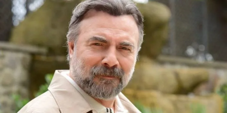 ¡Gran sorpresa para Oktay Kaynarca de parte de sus antiguos coprotagonistas en el set de Ben Bu Cihana Sığmazam!