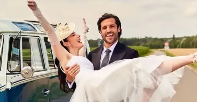¡La pareja de Özge Gürel y Serkan Çayoğlu tuvo una boda magnífica en Italia!