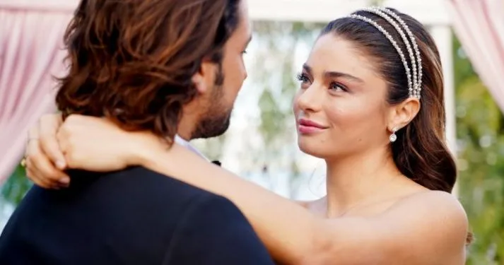 ¡La pose del ascensor de la pareja Ayça Ayşin Turan y Alp Navruz sacudió las redes sociales!