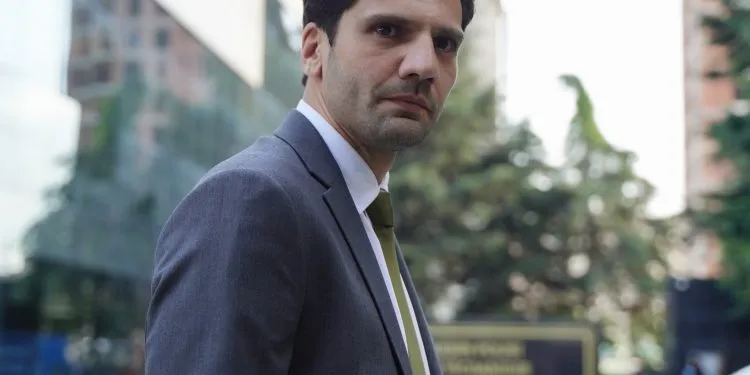 Mira la foto de la infancia de Kaan Urgancıoğlu, el actor principal de la serie Yargı, ¡no ha cambiado en absoluto!