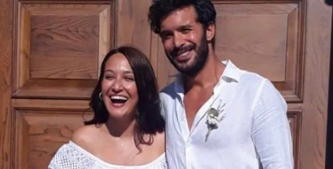Gupse Özay mostró la cara de su hija, ¡pero solo un poco!