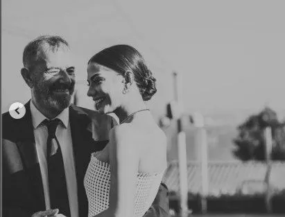 Demet Özdemir compartió sus poses con su padre en su boda, ¡y el mensaje que escribió no pasó desapercibido!