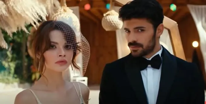 ¿Cómo se enamoraron Sinem Ünsal y Halit Özgür Sarı, hablando a espaldas del otro en el set de Gizli Saklı?
