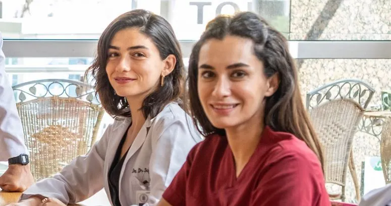 ¡Hande Doğandemir aparecerá frente a sus fans como doctora en su nueva serie!