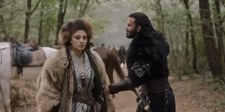 ¡Kayra Zabcı, que acaba de comenzar la serie Alparslan, es crítica y solidaria!