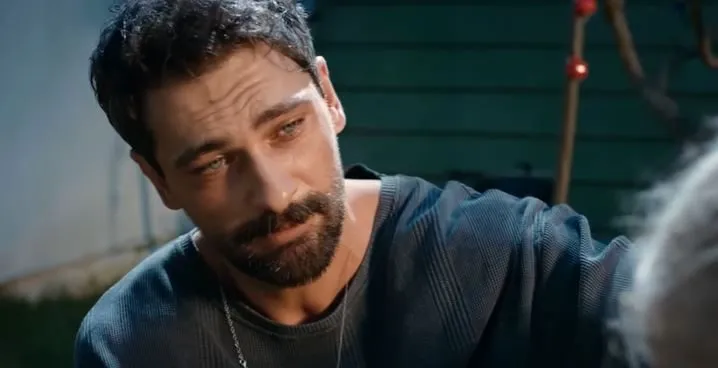 ¡Una bienvenida significativa de Onur Tuna a su nueva coprotagonista en Mahkum!
