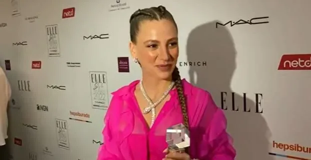 ¡Serenay Sarıkaya encantó a sus fans con sus poses navideñas!