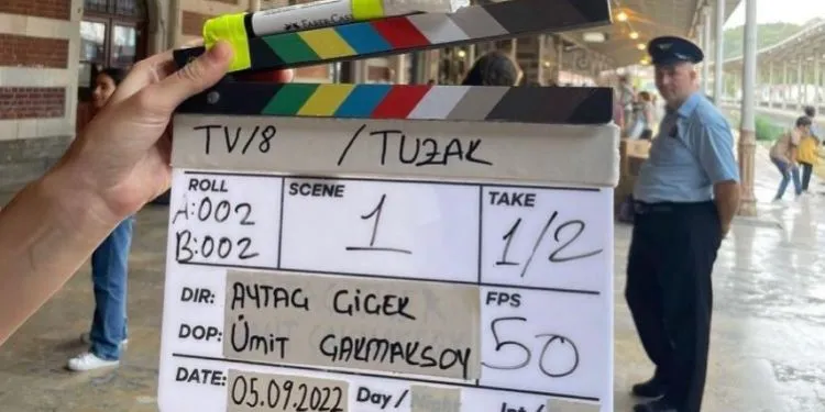 ¡Se han revelado los secretos de la serie Tuzak protagonizada por Bensu Soral y Akın Akınözü!