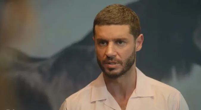 ¡Berk Oktay se lleva bien con su pequeño compañero en la serie de televisión Bir Küçük Gün Işığı!