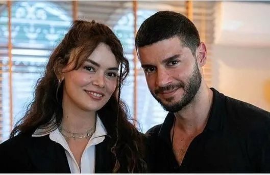 ¡Aquí está Berk Oktay desde la lente de su coprotagonista Seray Kaya!