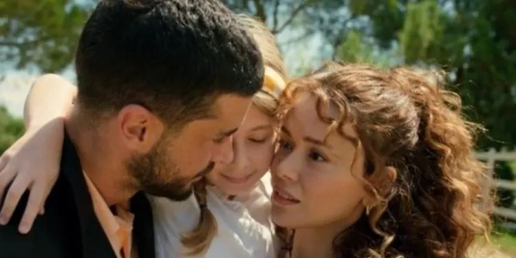 ¡Serie Bir Küçük Gün Işığı en Cannes! ¡Berk Oktay y Seray Kaya fueron impresionantes!