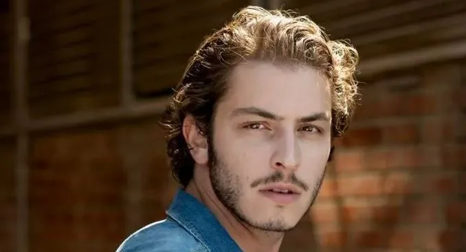 El guapo actor Boran Kuzum encontró el amor en su coprotagonista en la serie