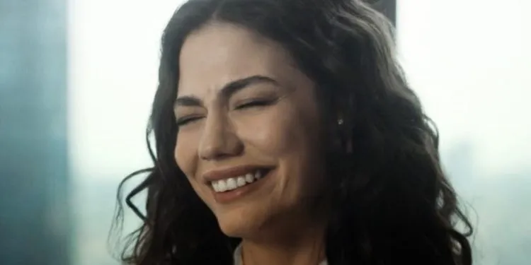 ¡Nota interesante sobre la flor que le llegó a Demet Özdemir!