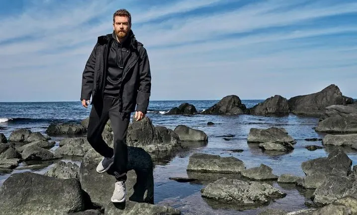 Hablando asertivamente para la serie Sıfırıncı Gün, Engin Öztürk también hizo poses asertivas.